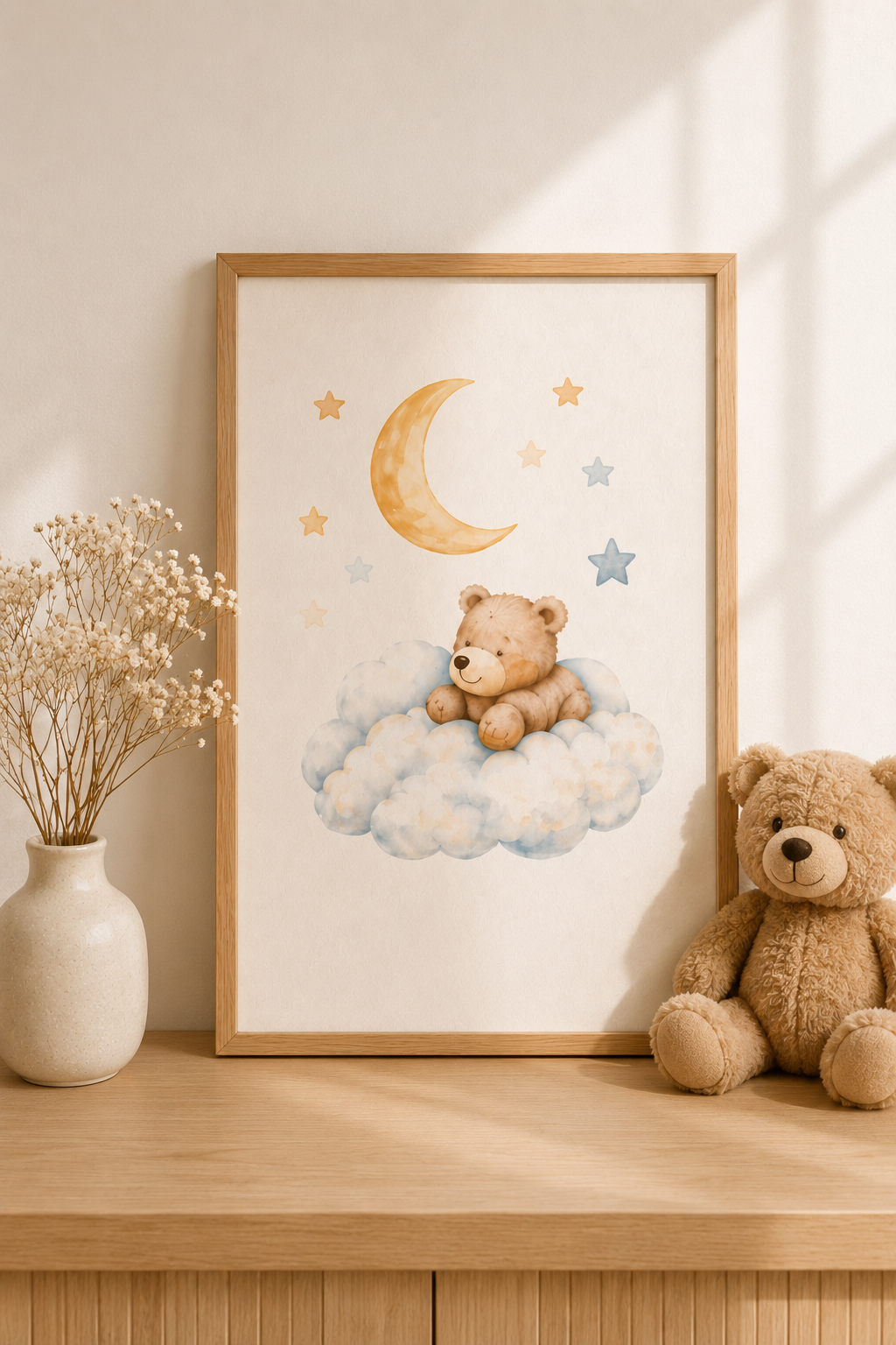 Osito de Estrellas - cuadro infantil ambientado con luz natural junto a peluche de oso | Luma Nido